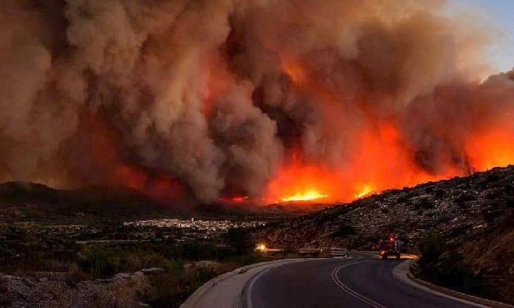 Μεγάλη φωτιά στη Ζάκυνθο: Εκκενώθηκε το χωριό Μαριές